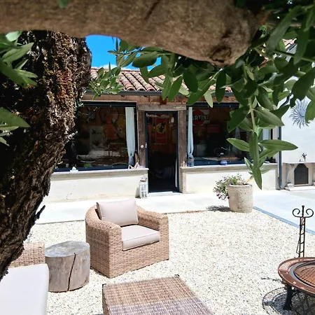 Le Clos Des Troubadours Bed & Breakfast